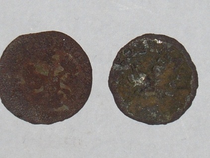 Ambele monede au cam aceleasi dimensiuni.Pe a doua moneda se mai disting literele &amp;quot;SOLIM..&amp;quot;