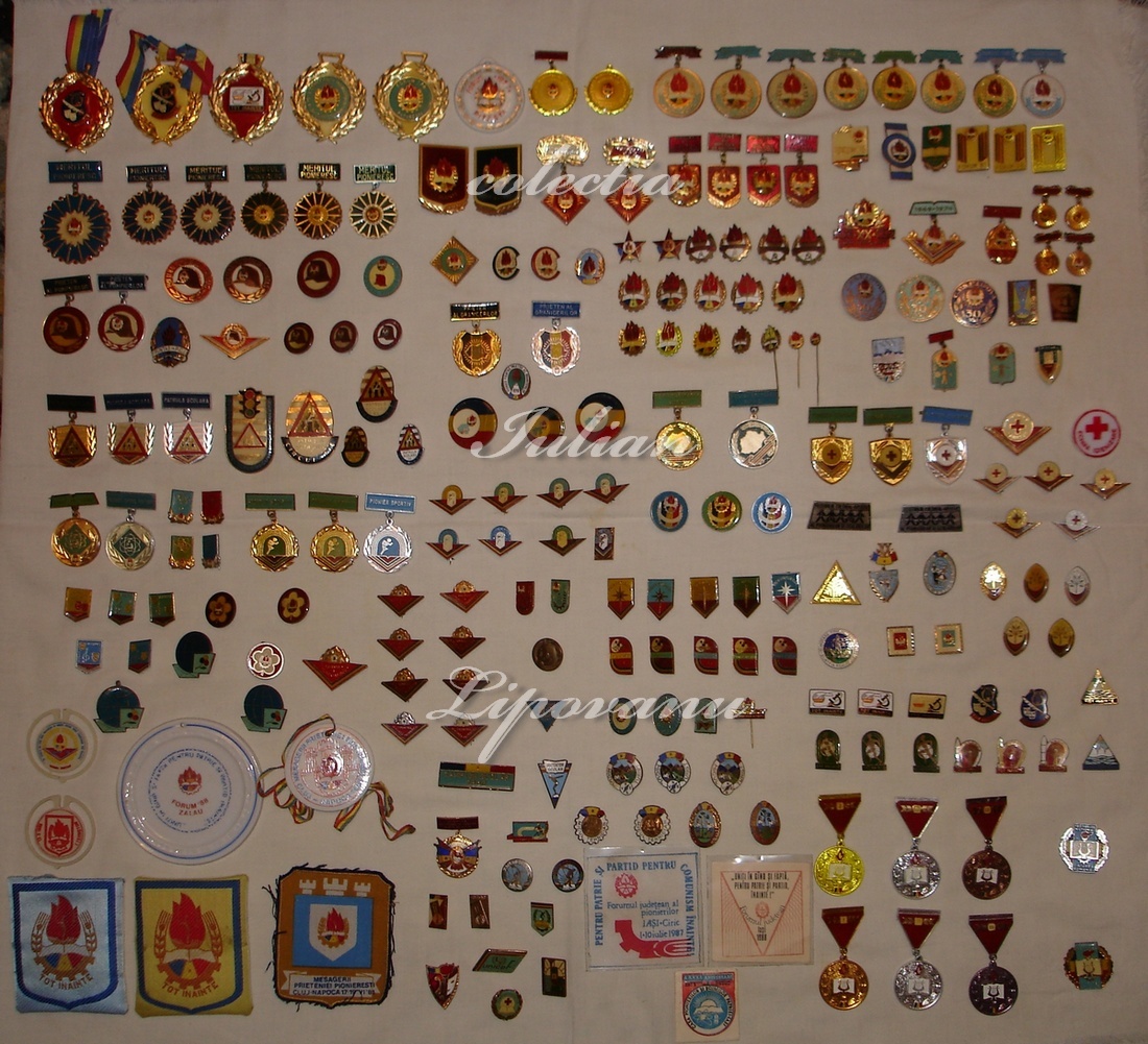 Colectie insigne pionieri.JPG