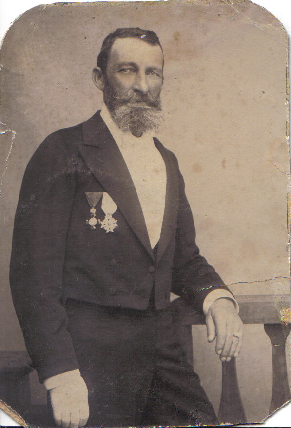 Foto barbat civil cu decoratii.jpg